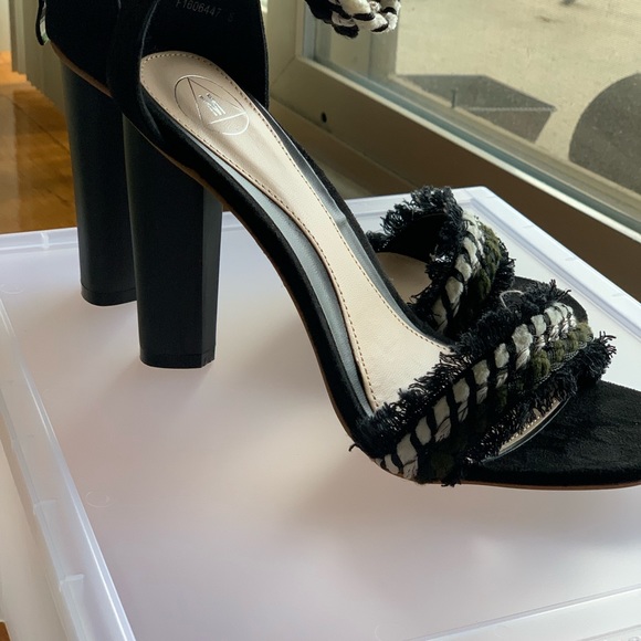 Brand New Stylish Frayed Block Heel - Picture 3 of 7